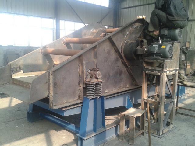 用電自鋁土礦礦用振動篩廠家膠口篩機