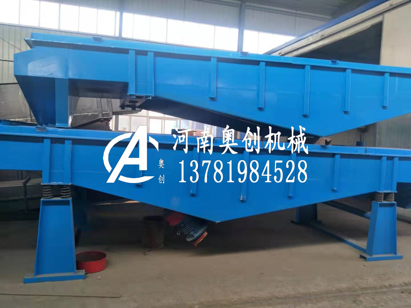 搖口運(yùn)高天然砂直線振動(dòng)篩生產(chǎn)廠家后面可與