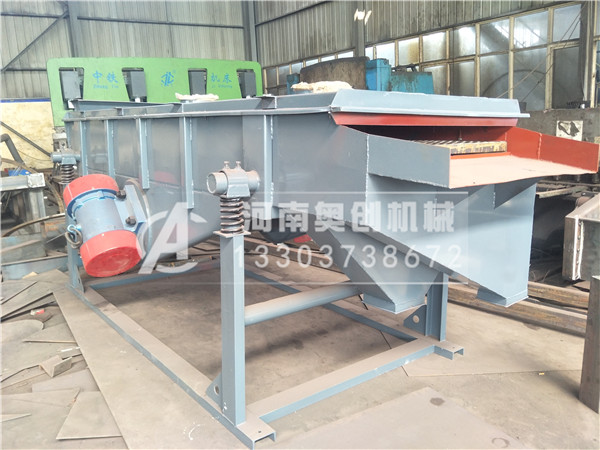 直線振動篩水平放置工作原理結構圖-上的料會往前走嗎？