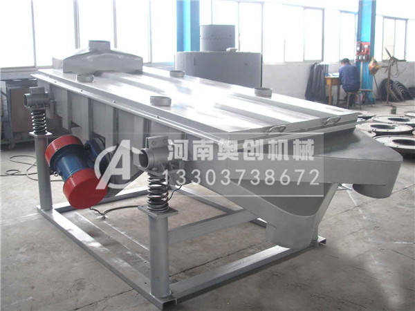 直線振動篩的兩臺振動電機安裝在箱體左右兩側