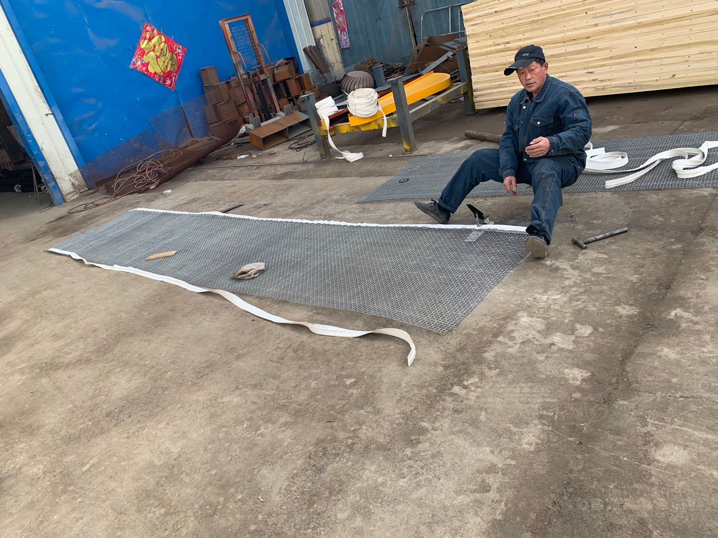 高鈣石直線振動篩在安裝篩網時應該注意的事項