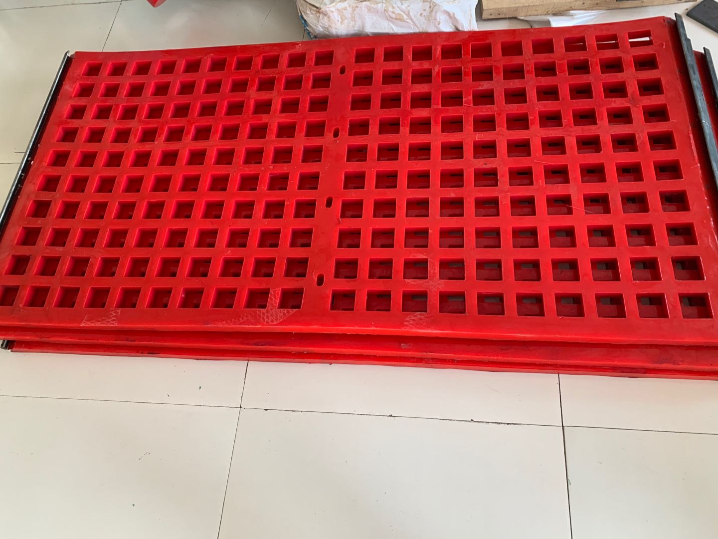 處理粘性較大水分較高的濕料可采用弛張篩