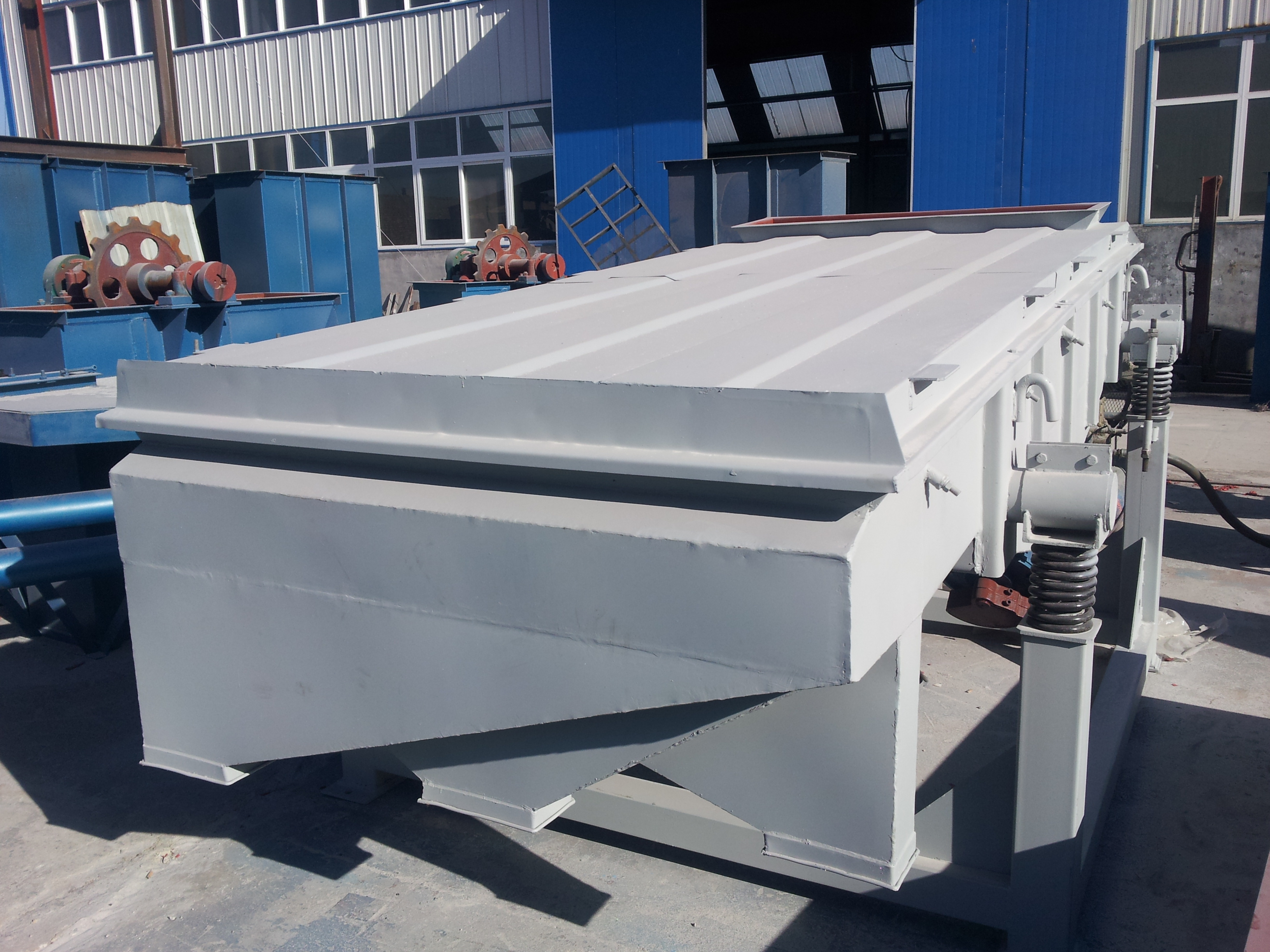 金屬碳素篩分分級使用直線振動篩效果分析