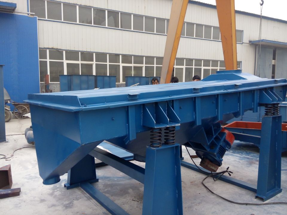 直線振動篩分為直線篩分機,直線概率篩分機,直線等厚篩分機