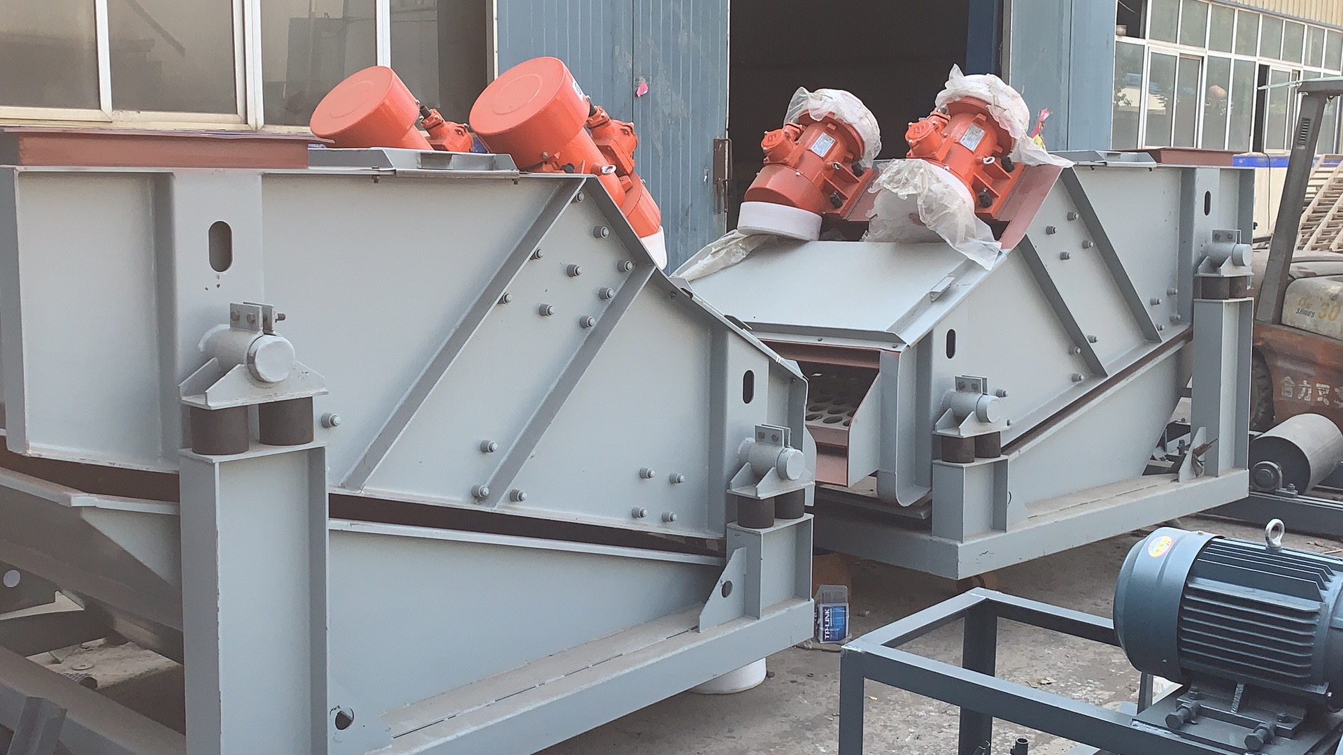 金屬礦石開采線中礦用振動篩分機是必不可少的篩選設備