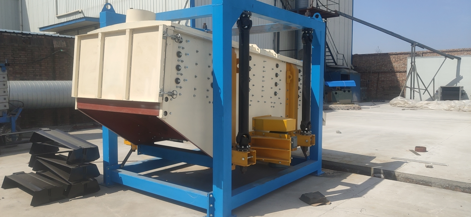 壓裂砂搖擺篩是石油壓裂砂生產行業主要的篩分設備