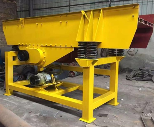 石英石生產(chǎn)線振動(dòng)給料機(jī)在給料破碎的應(yīng)用