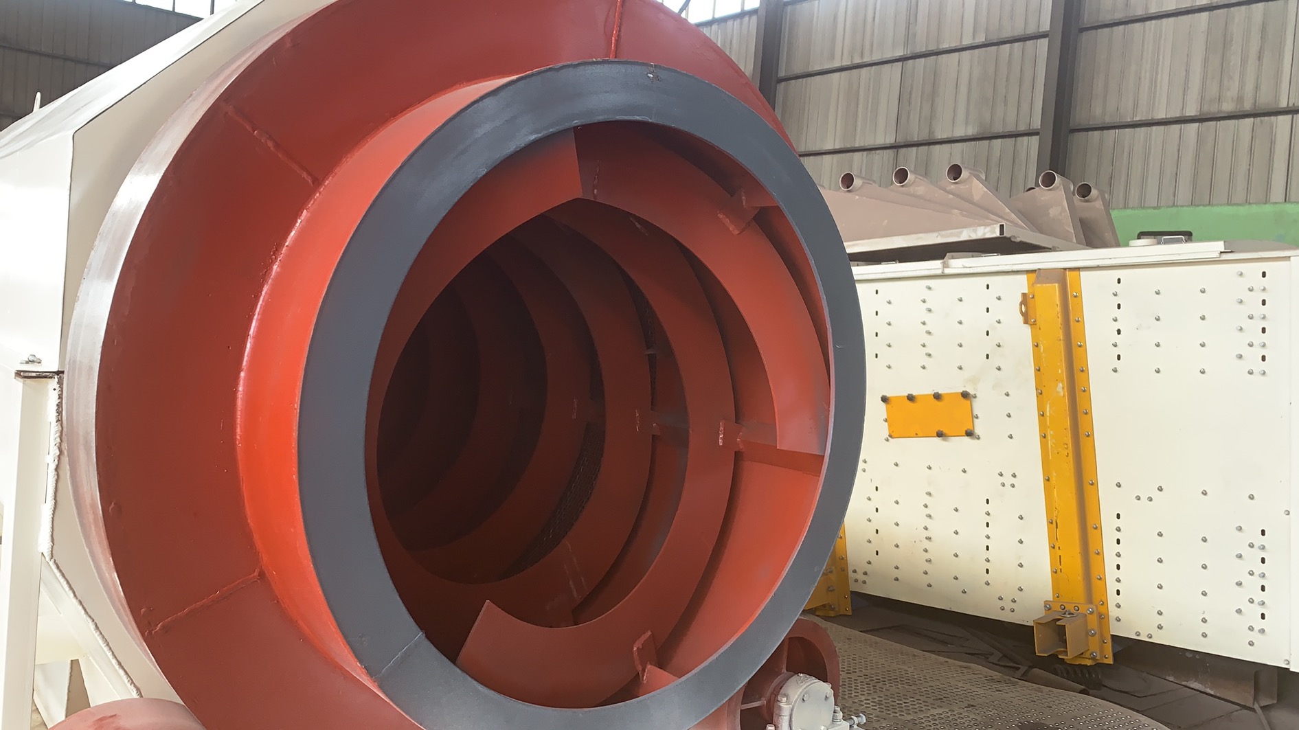 選用滾筒篩處理石灰石要比其他篩分機總篩選面積大的多