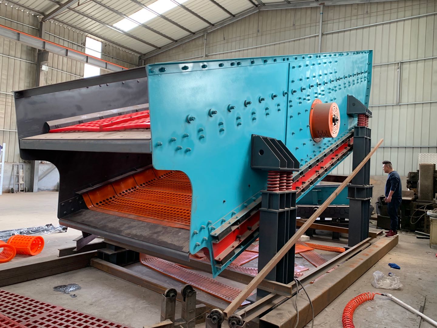 建筑骨料分級(jí)篩選使用弛張篩振動(dòng)篩分設(shè)備介紹