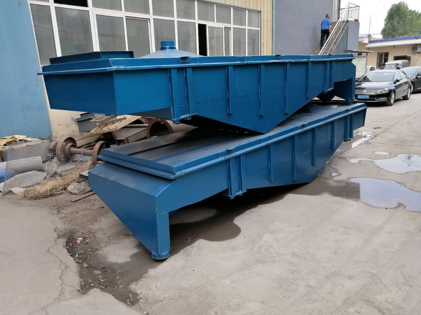 篩分石英砂大型直線振動篩更換篩網的方法