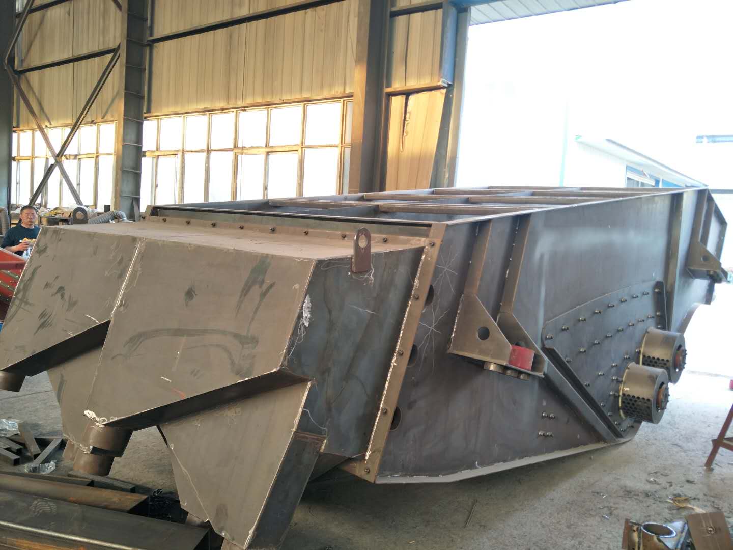 石灰石概率篩分機屬于一小時80噸大產量的振動篩機械