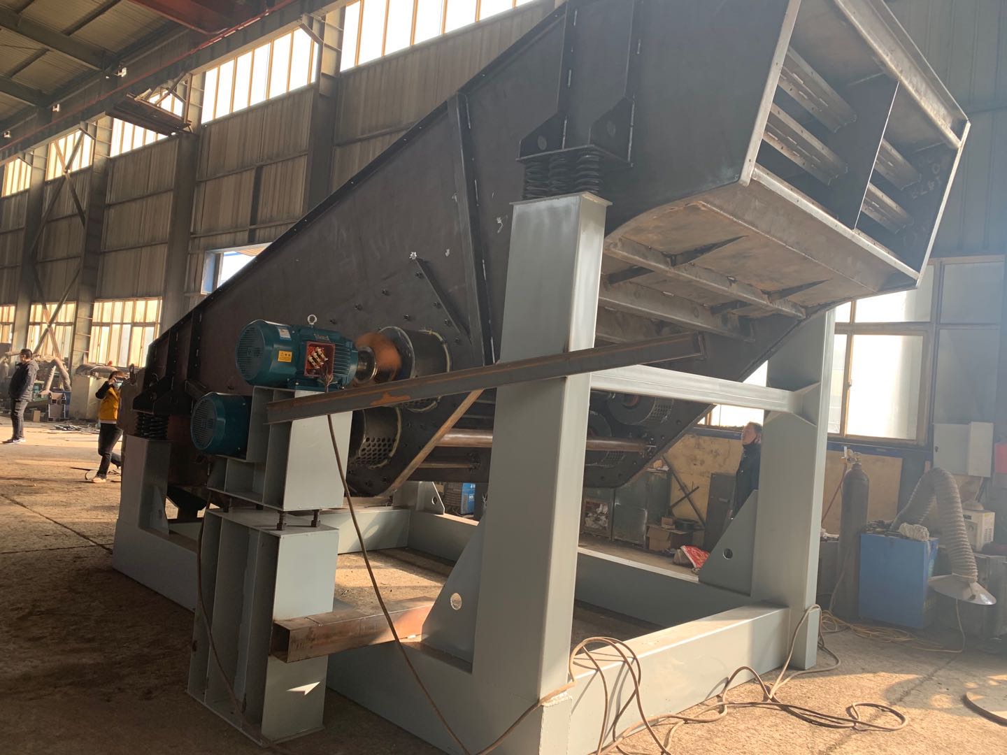 石灰石概率篩分機屬于一小時80噸大產量的振動篩機械