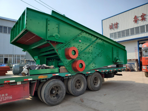 奧創礦山石頭開采滾筒篩分機和礦用振動篩發貨現場