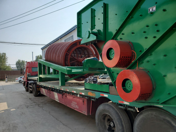 奧創(chuàng)礦山石頭開采滾筒篩分機和礦用振動篩發(fā)貨現(xiàn)場
