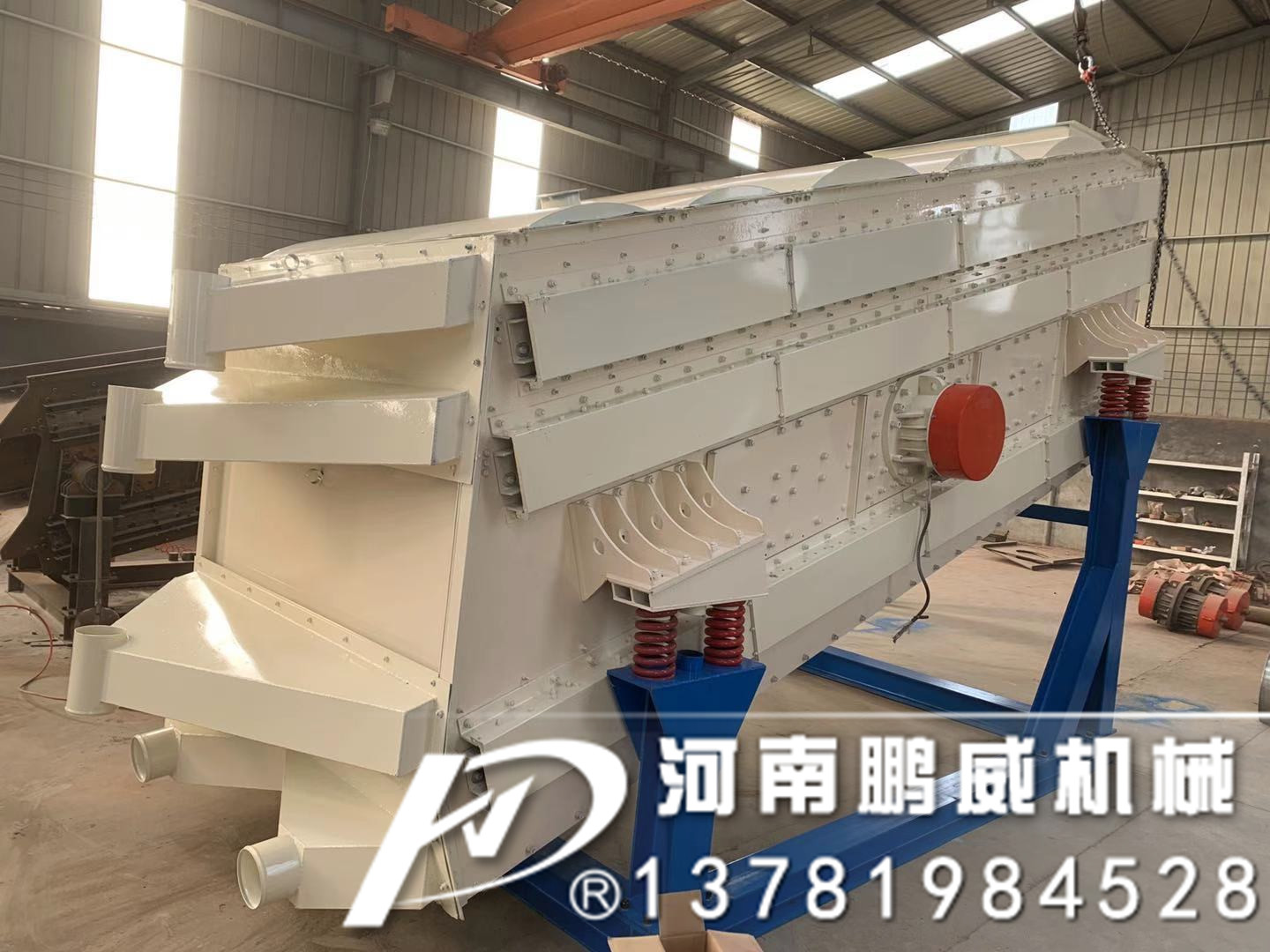 微粉彈躍沸騰篩對比方形搖擺篩在石英砂行業的應用